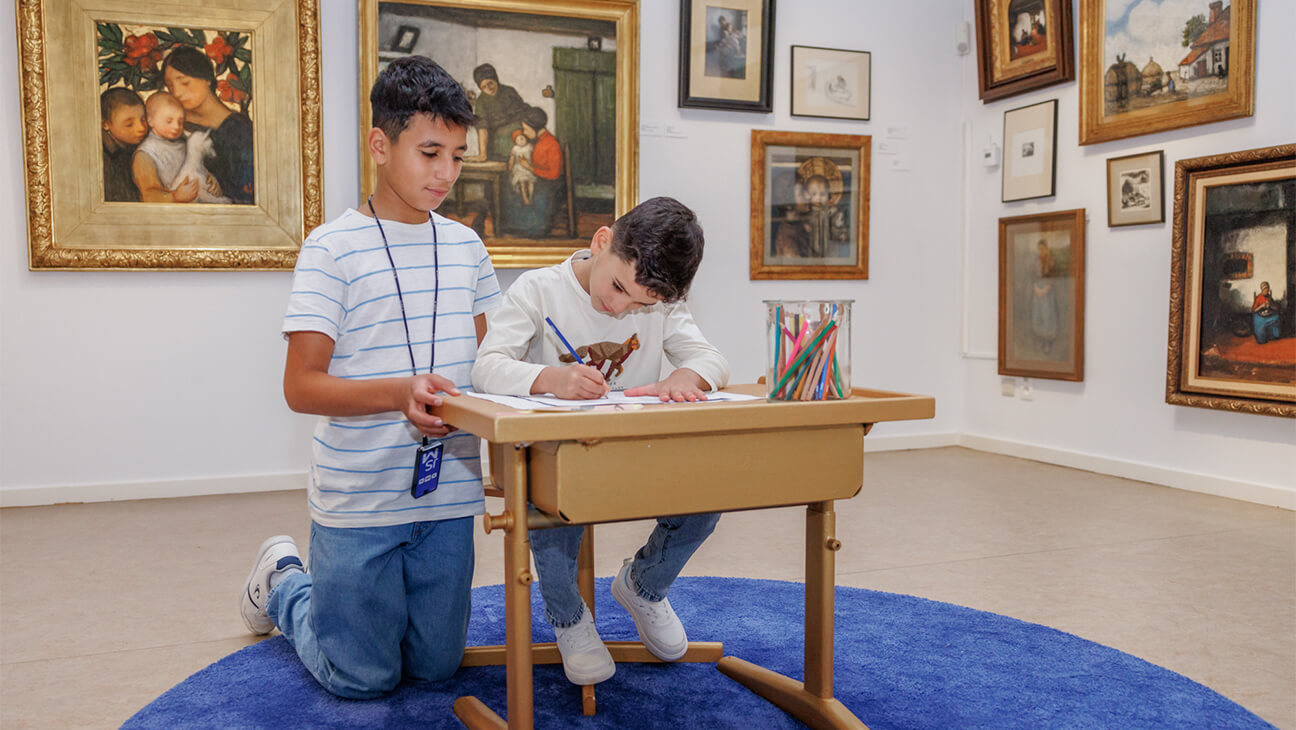 2 jongens in het Jakob SmitsMuseum