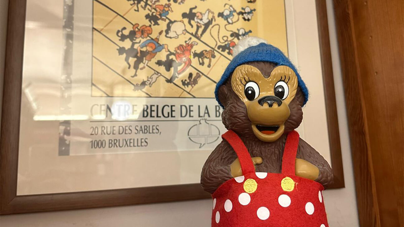 Een beeldje van beertje Pol in het stripmuseum