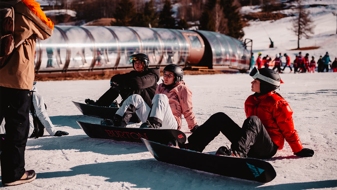 Groep snowboarders