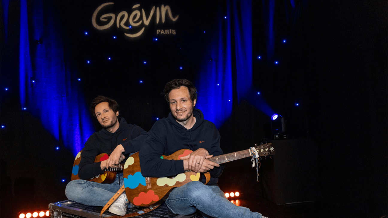 Bezoekers bij een wassen beeld in Musée Grévin Paris