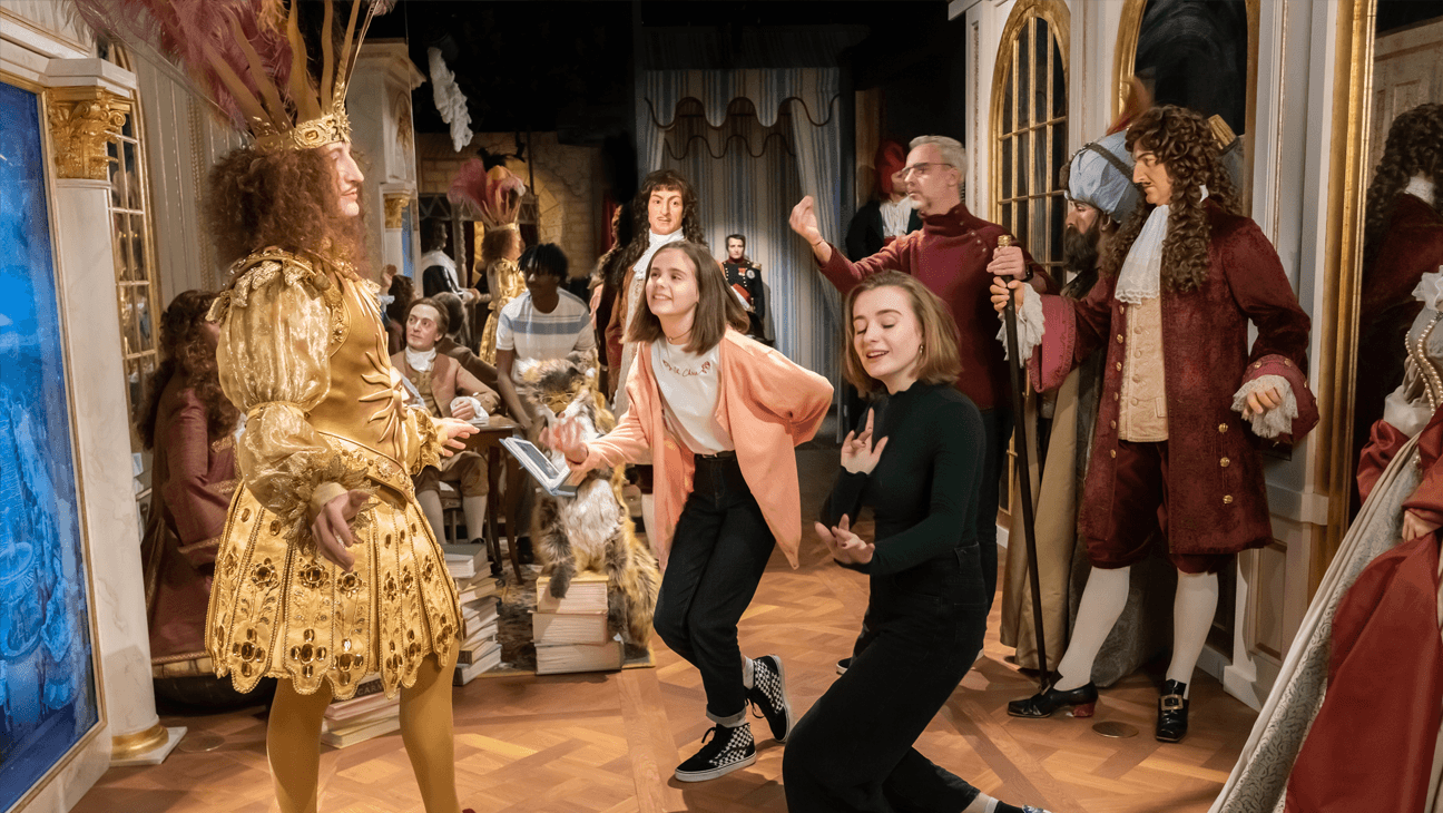 Bezoekers bij een wassen beeld in Musée Grévin Paris