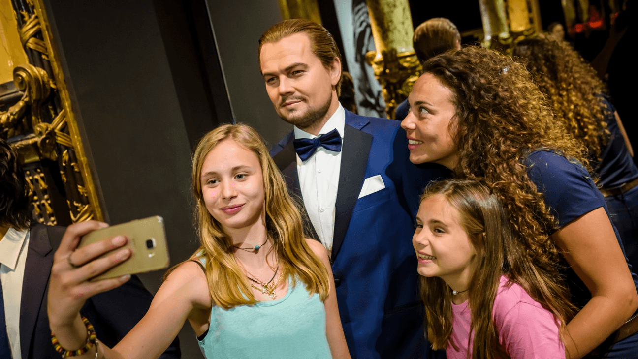 Bezoekers bij een wassen beeld van Leondardo Di Caprio in Musée Grévin Paris