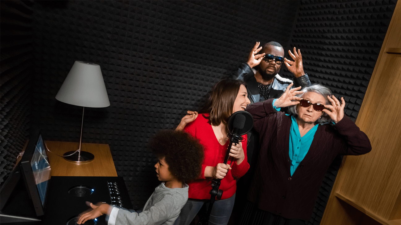 Bezoekers bij een wassen beeld van Kanye West in Musée Grévin Paris