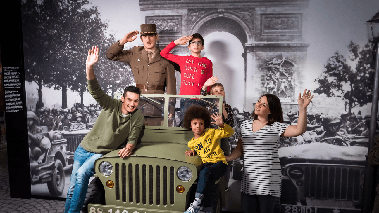 Bezoekers bij een wassen beeld van Charles de gaulle