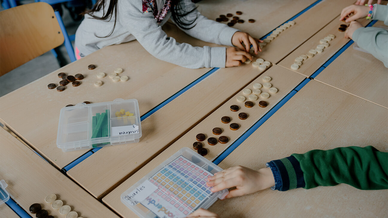 Leerlingen met damstenen in de klas