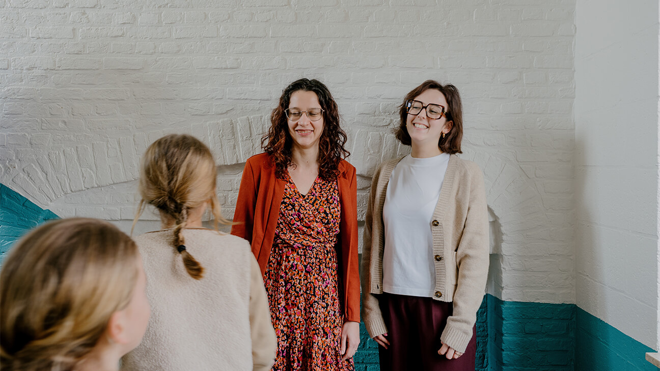 Juf Joke en Juf Lara met hun leerlingen