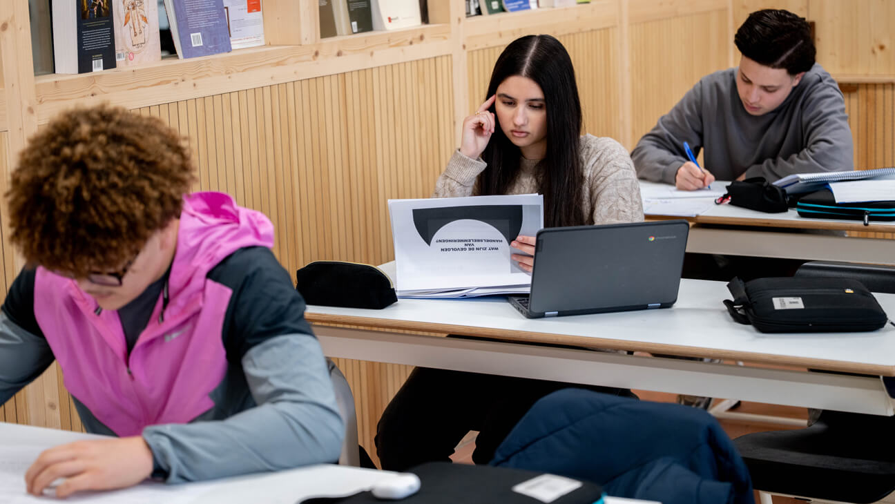 Leerlingen van het Het Gymnasion op Linkeroever in Antwerpen