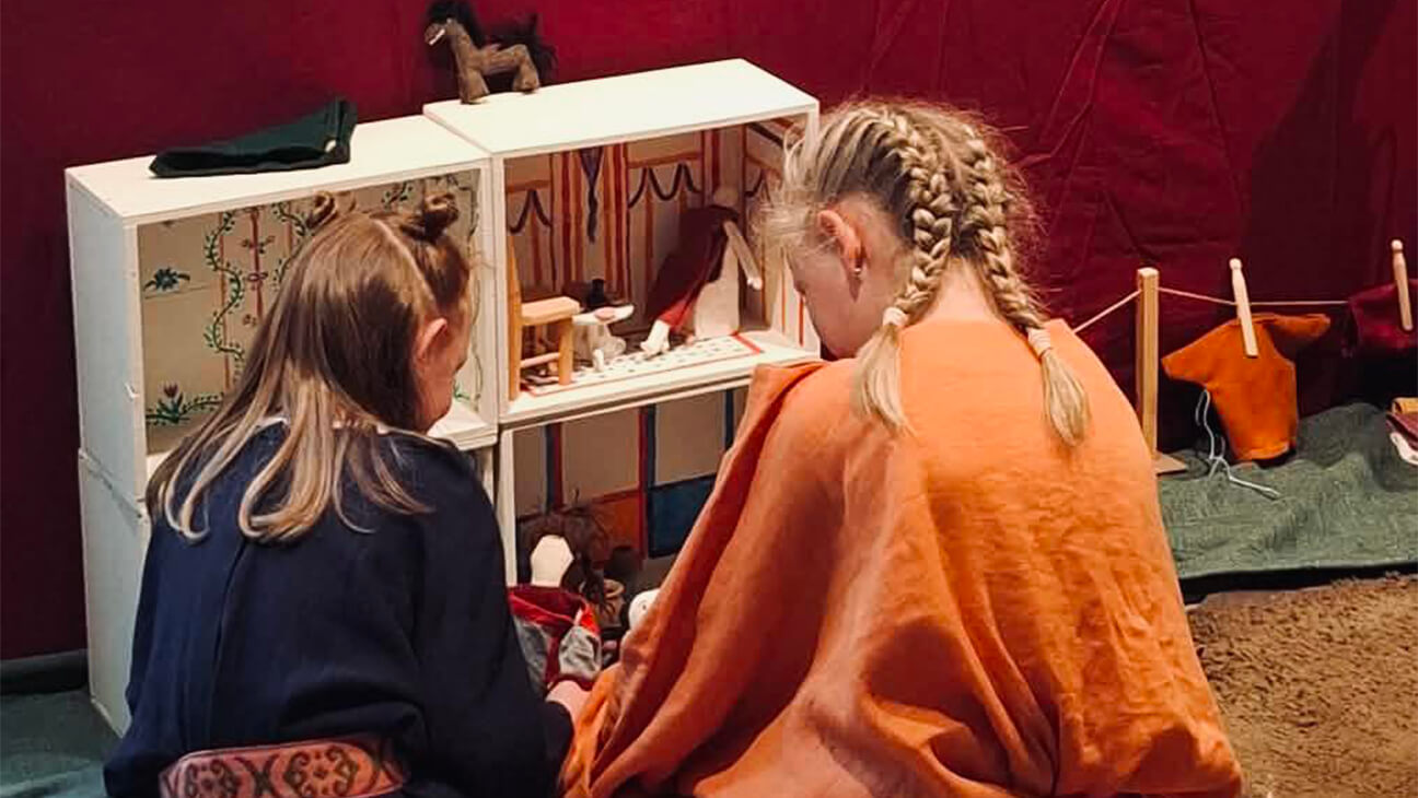 2 kinderen op de Expo Ludi Romani. (G)een kinderspel. Speelgoed en spelen in de Oudheid