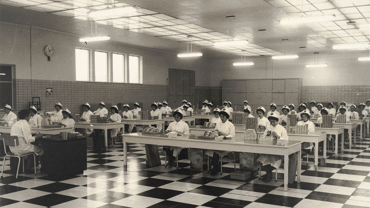 Zaal met verpleegsters die medicijndoosjes vullen