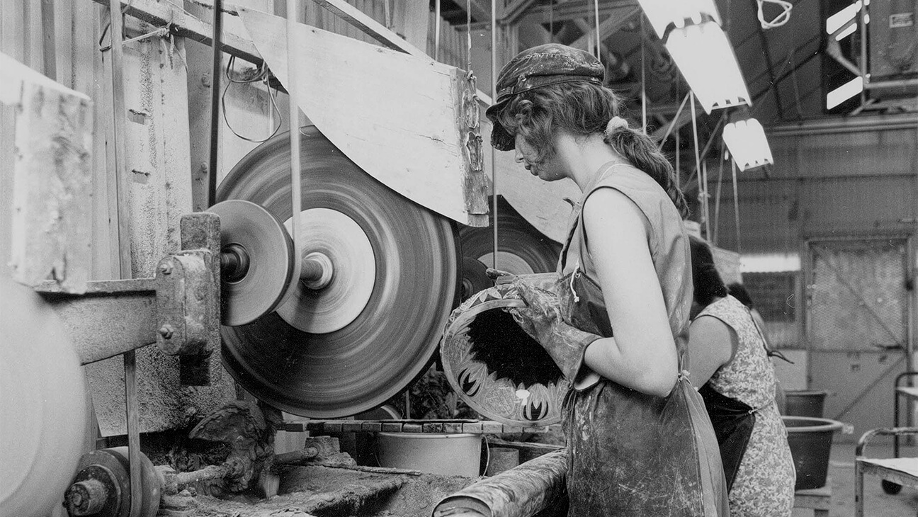 Vrouw bewerkt glas in het fabriek van Val Saint-Lambert