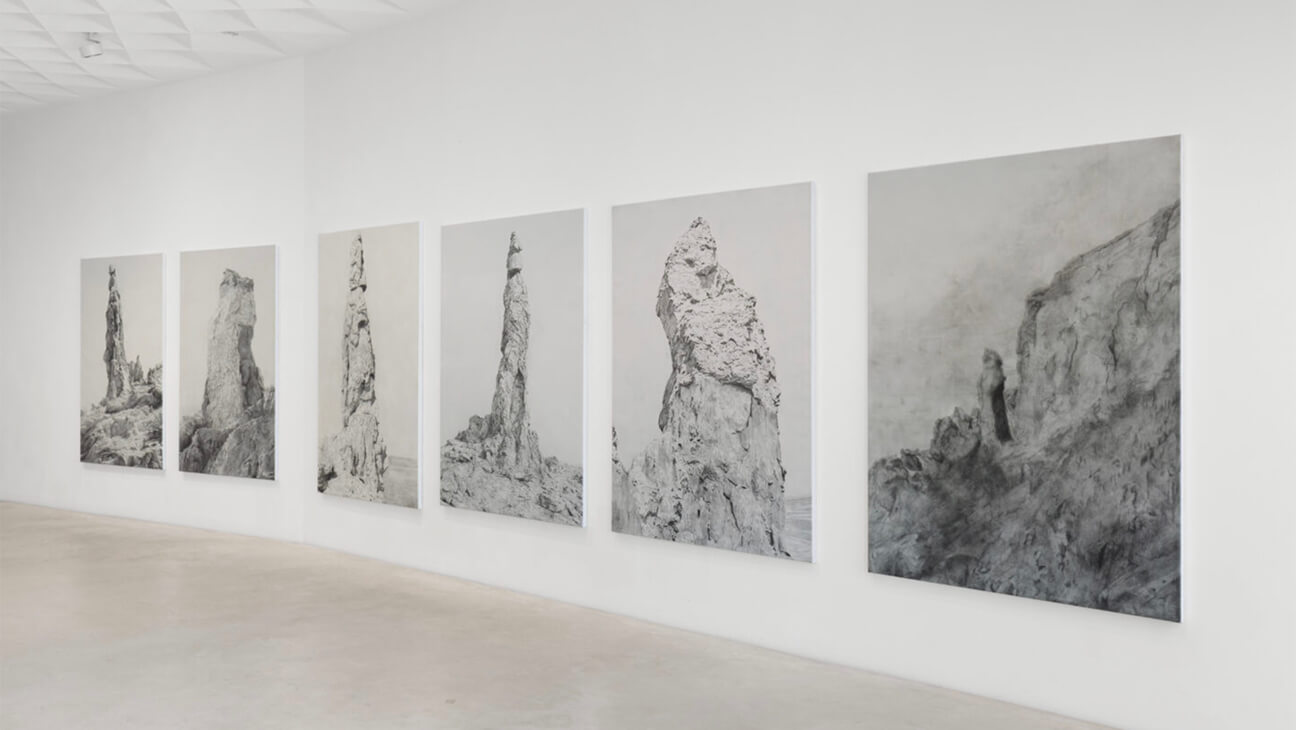 Installatiezicht van Voor onze ogen in Z33, Hasselt. Hamishi Farah, Lot’s Wife, 2025. Met dank aan de kunstenaar; Arcadia Missa, London; Maxwell Graham, New York.