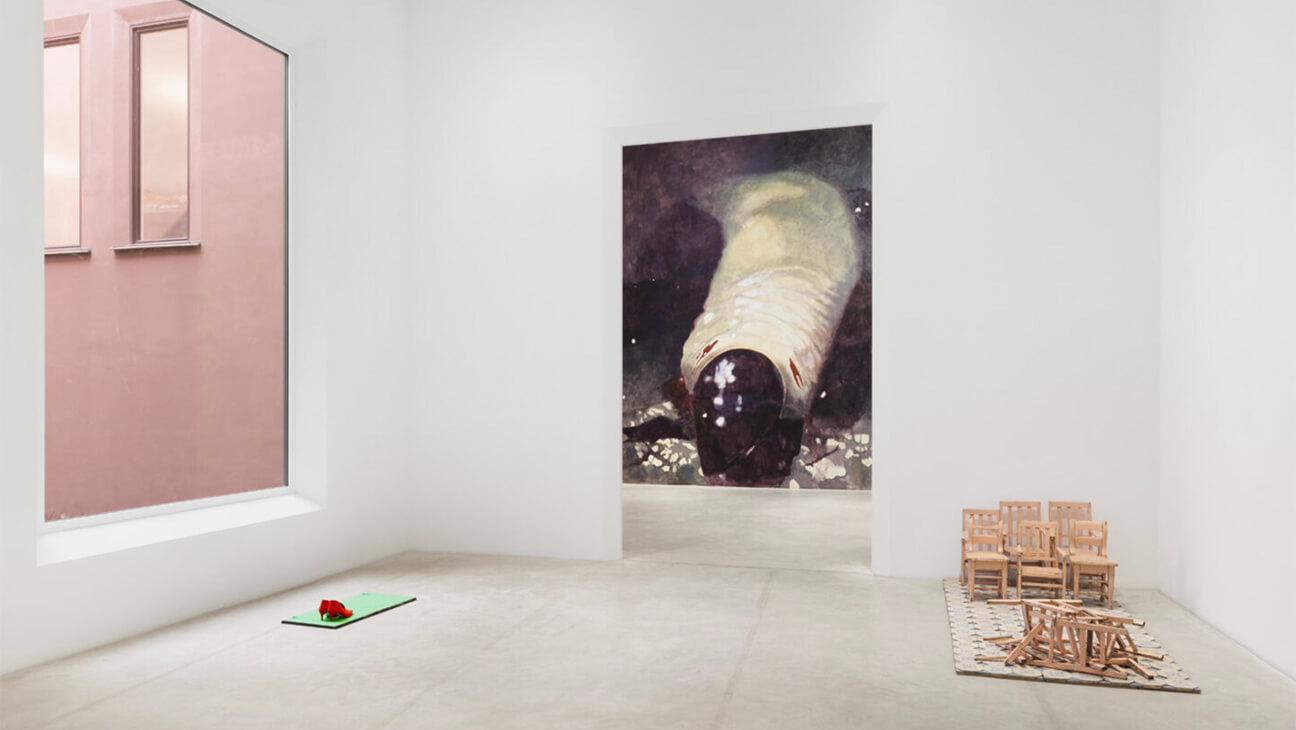 Installatiezicht van Voor onze ogen in Z33, Hasselt. Voorgrond: Marianne Berenhaut, À travers le printemps, 2025 (links); Marianne Berenhaut, Jardin d’enfants, 1986 (rechts). Met dank aan de kunstenaar en Dvir Gallery. Achtergrond: Luc Tuymans, The Maggot, 2026. Met dank aan de kunstenaar.