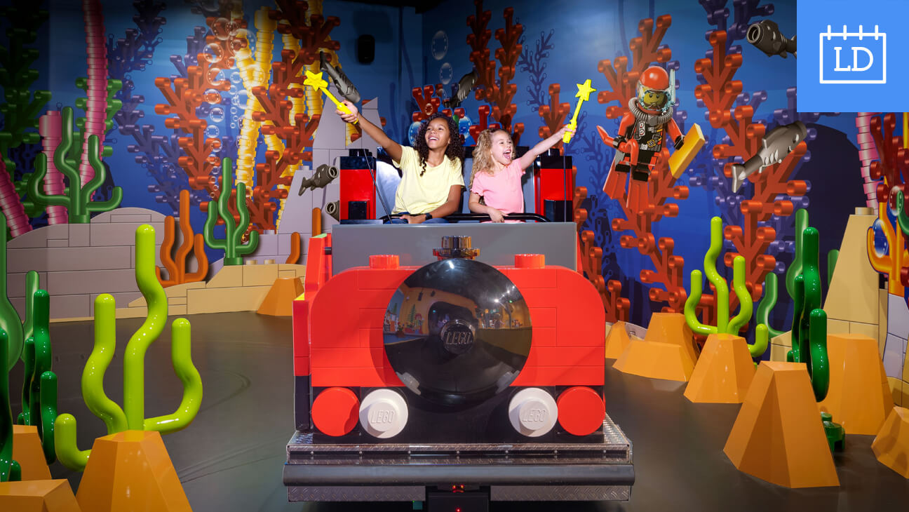 Beeld van mensen in een interactieve wagen in Lego Discovery Centre