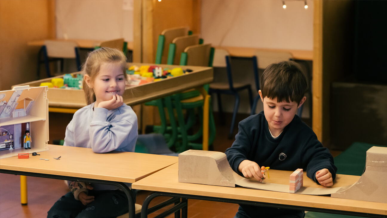 Kinderen aan de slag met een kartonnen maquette van de leerkuil