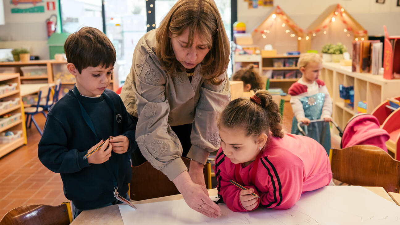 kleuterleraar Annemie Marys met kleuters