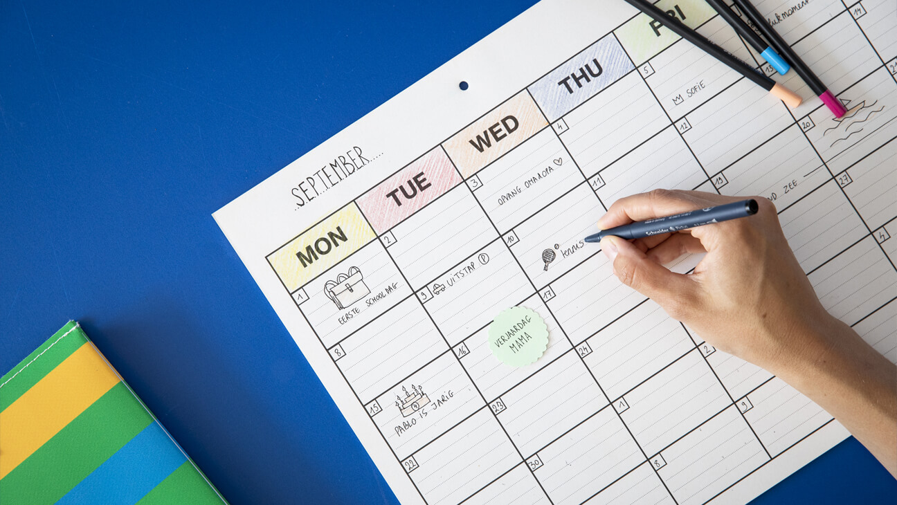 Hand vult kalender in van Redopapers