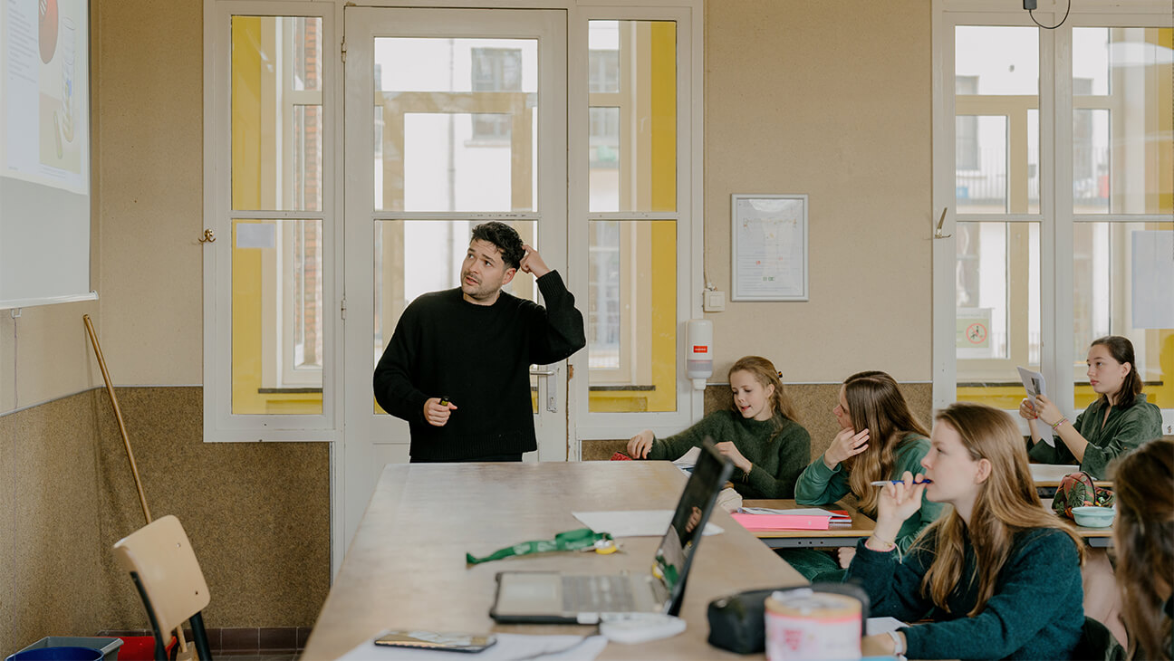portret Leelingbegeleider Gilles De Vilder in zijn klas in Sint-Bavo Gent