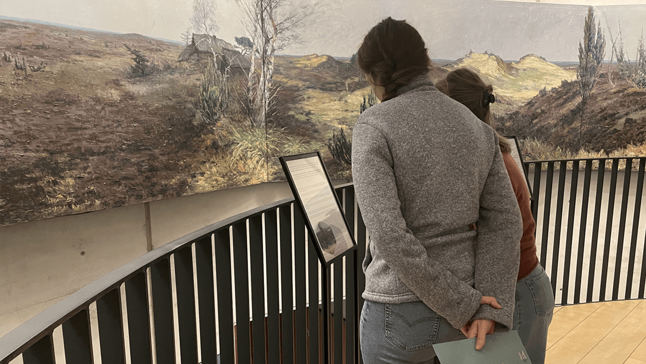 2 bezoekers in het insectenmuseum