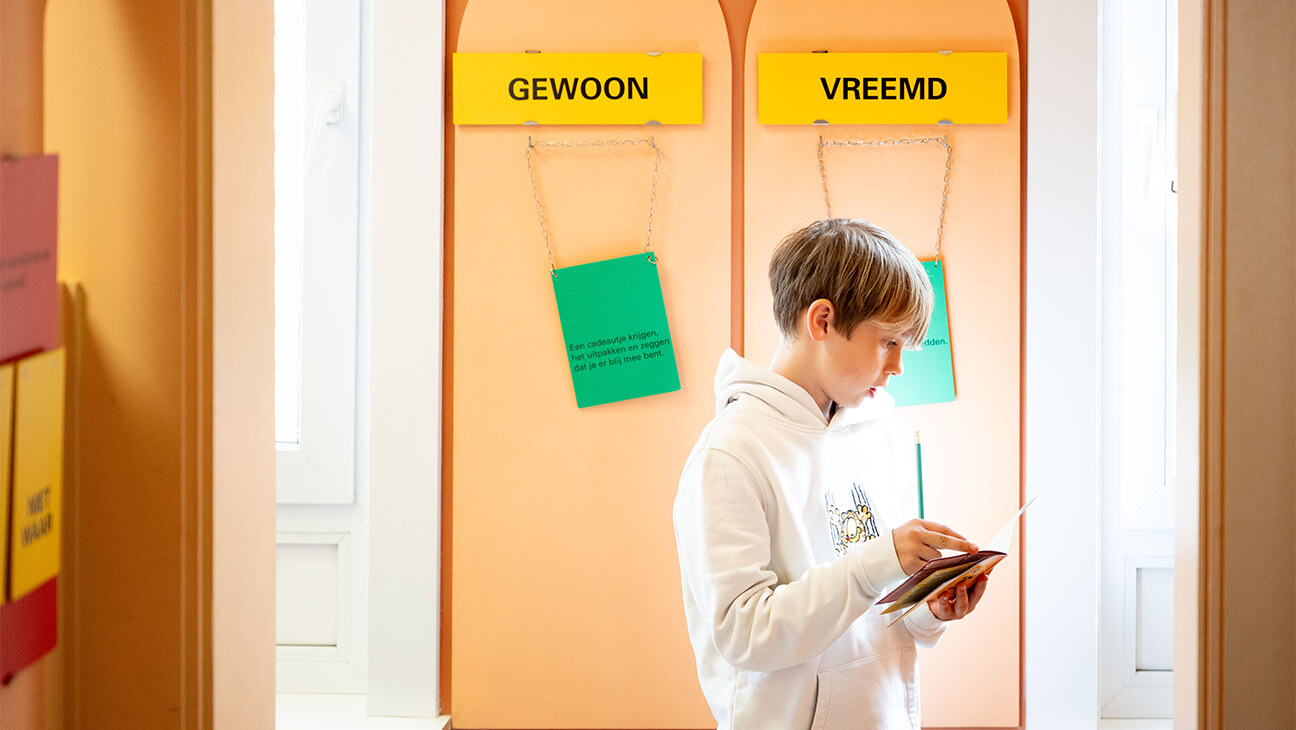 Meisje op klasuitstap naar het MigratieMuseumMigration