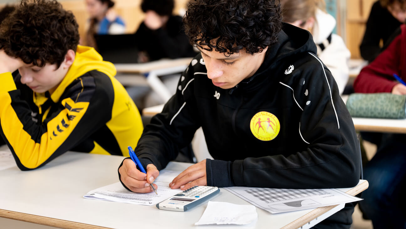 Leerlingen werken aan zinvol huiswerk in de huiswerkklas