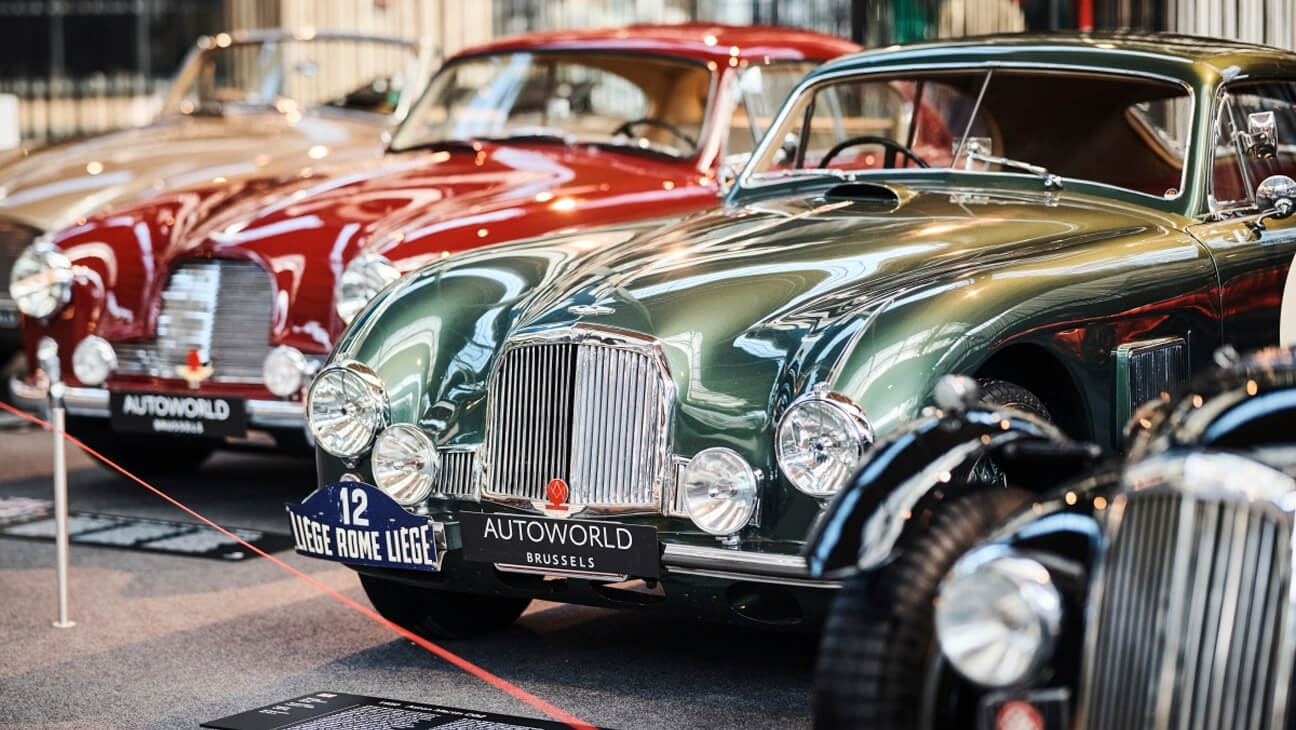 Oude Aston Martin op de expo 'Aston Martin - Elegance in motion'