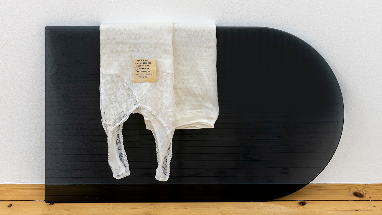 Sung Tieu, Rest In Power, 2022. Courtesy van de kunstenares en Sfeir-Semler, Hamburg/Beirut. Foto door Helge Mundt.