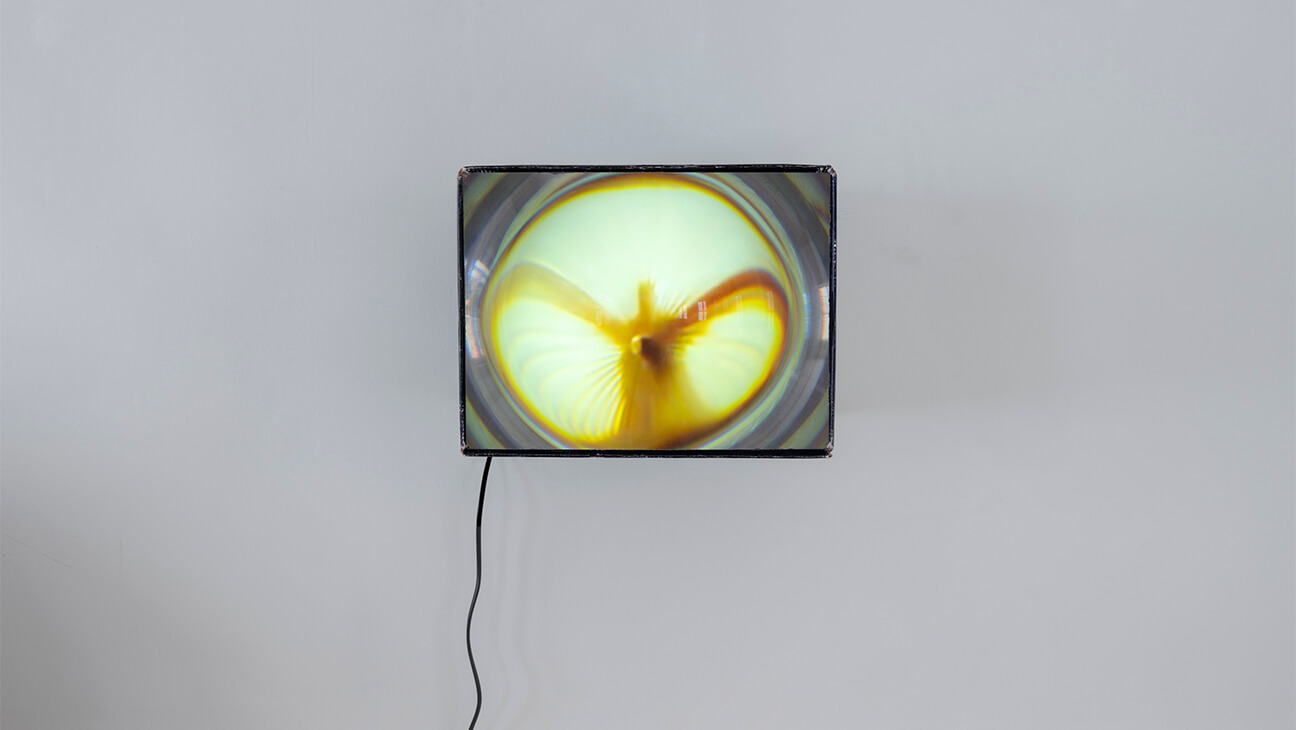 Dora Budor & Noah Barker, Orange Film 1, 2023. Courtesy van de kunstenaars.
