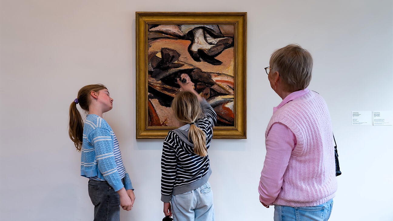 Kinderen en vrouw voor een schilderij van Constant Permeke.
