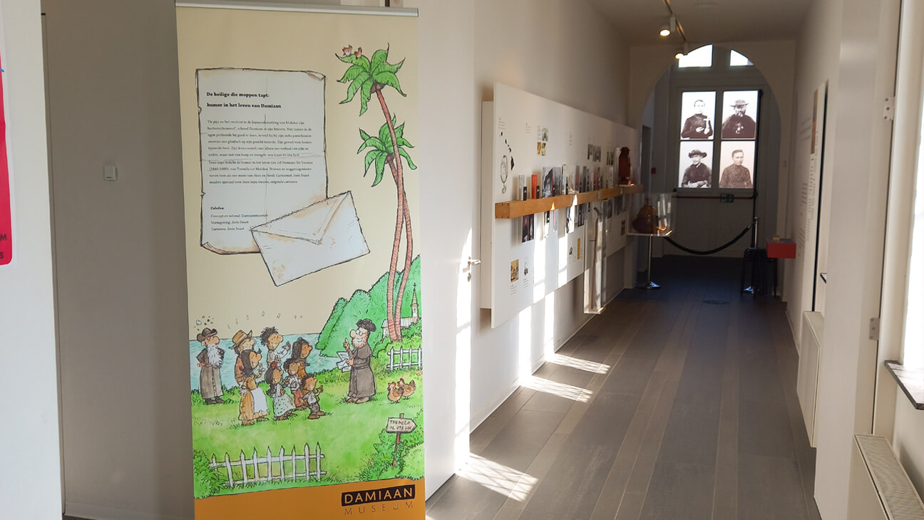 Beeld van een zaal uit de Expo 'De heilige die moppen tapt
Humor in het leven van Damiaan'