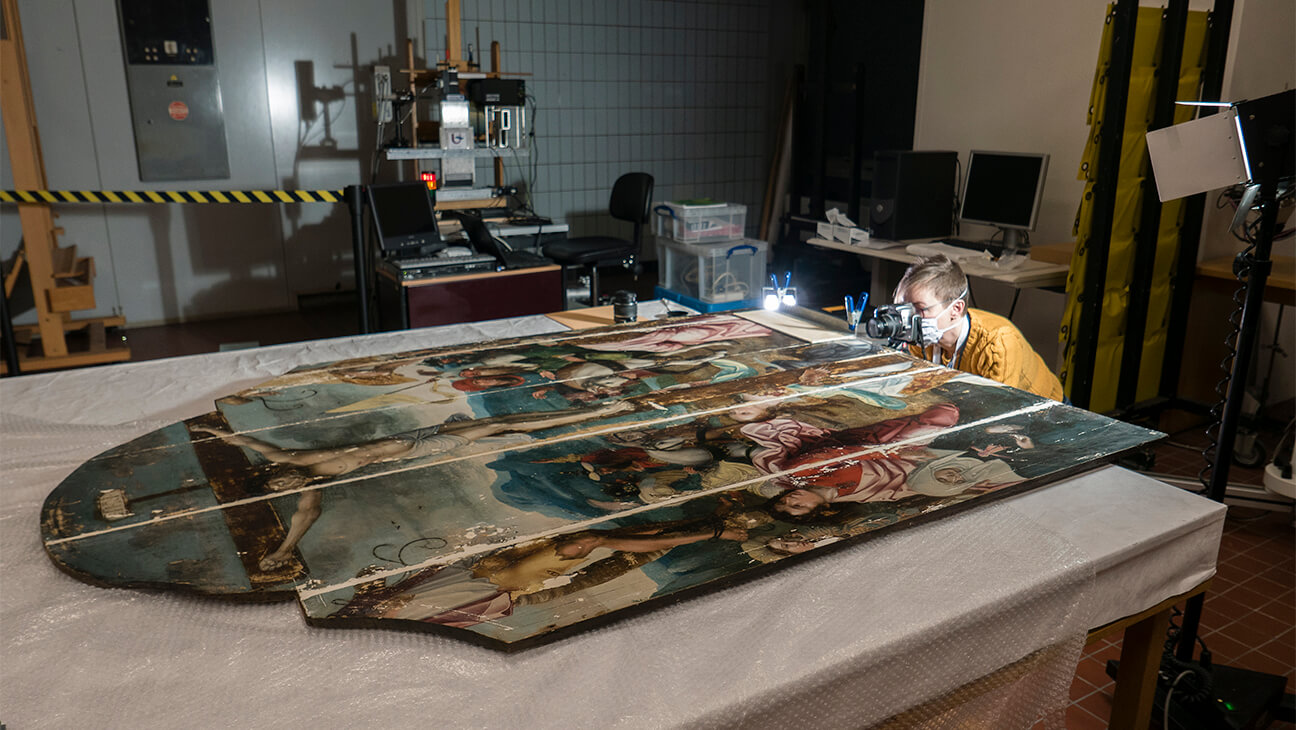 restauratie van het zestiende-eeuwse schilderij De Kruisiging