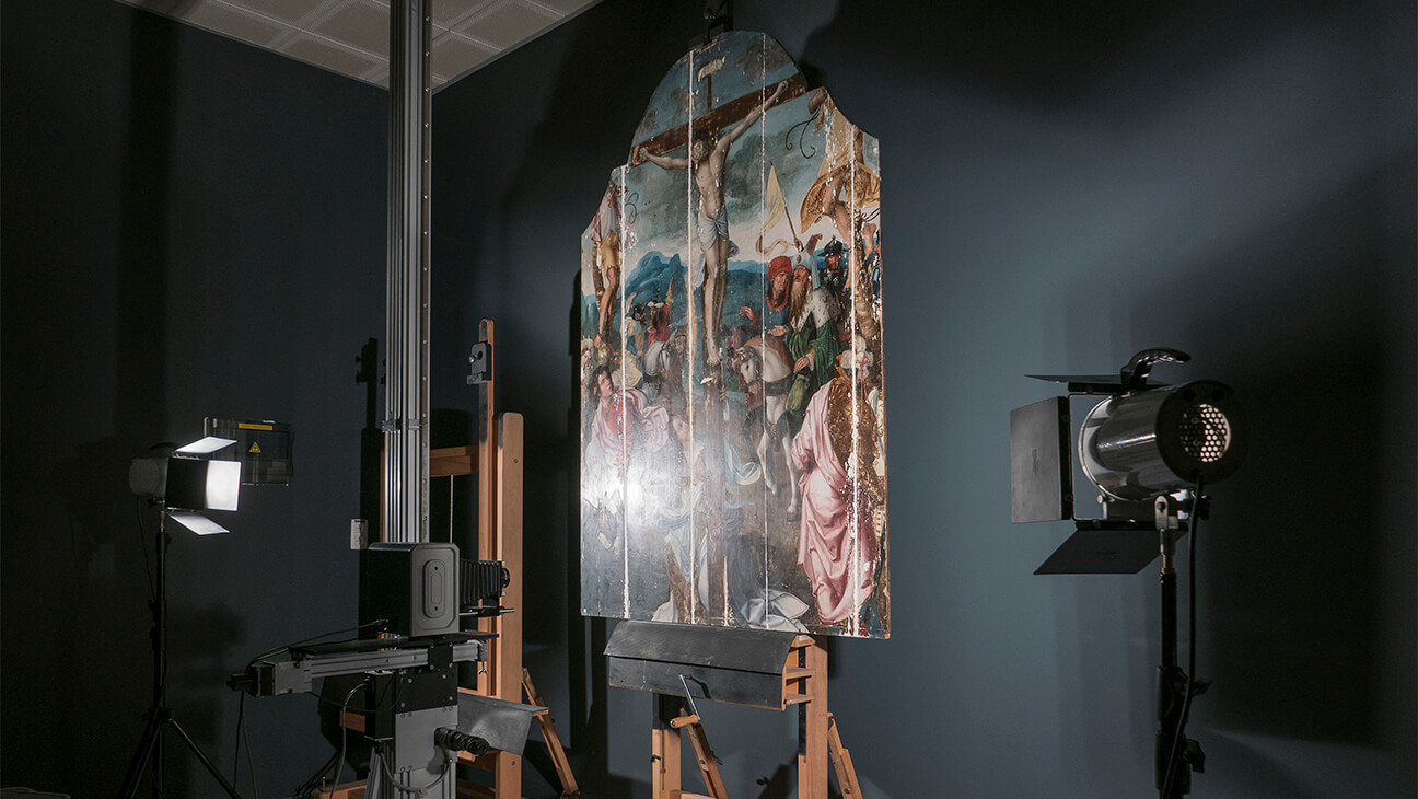 restauratie van het zestiende-eeuwse schilderij De Kruisiging