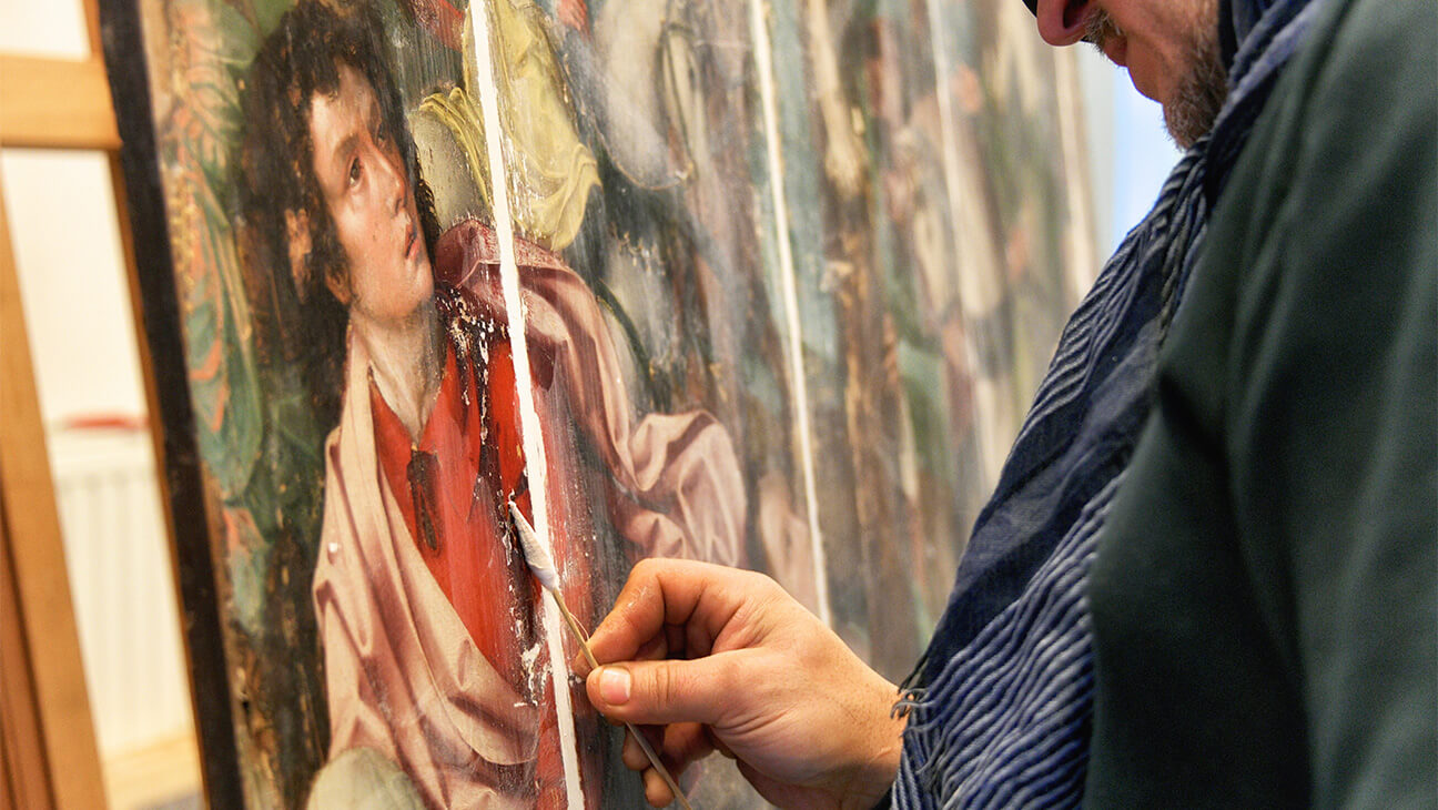 restauratie van het zestiende-eeuwse schilderij De Kruisiging