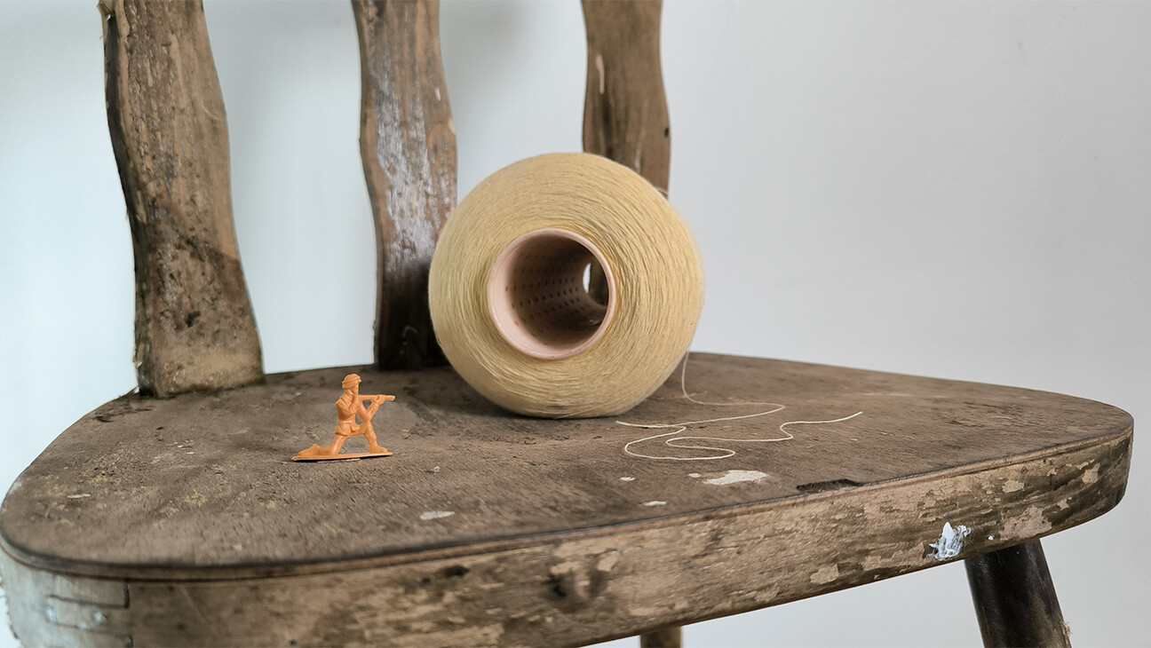Johanna Santamaria, Conquête (détail), chaise en bois, bobine de fil, petit soldat, 82 cm x 46 cm, 2025