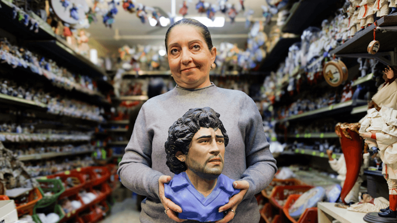 Vrouw met een beeld van Diego Maradona
