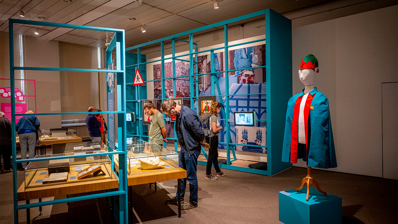 Bezoekers op de expo Spotvogels. Humor in de universitaire collecties