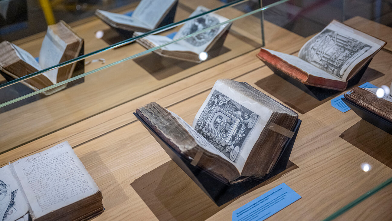 Boeken op de expo Spotvogels. Humor in de universitaire collecties