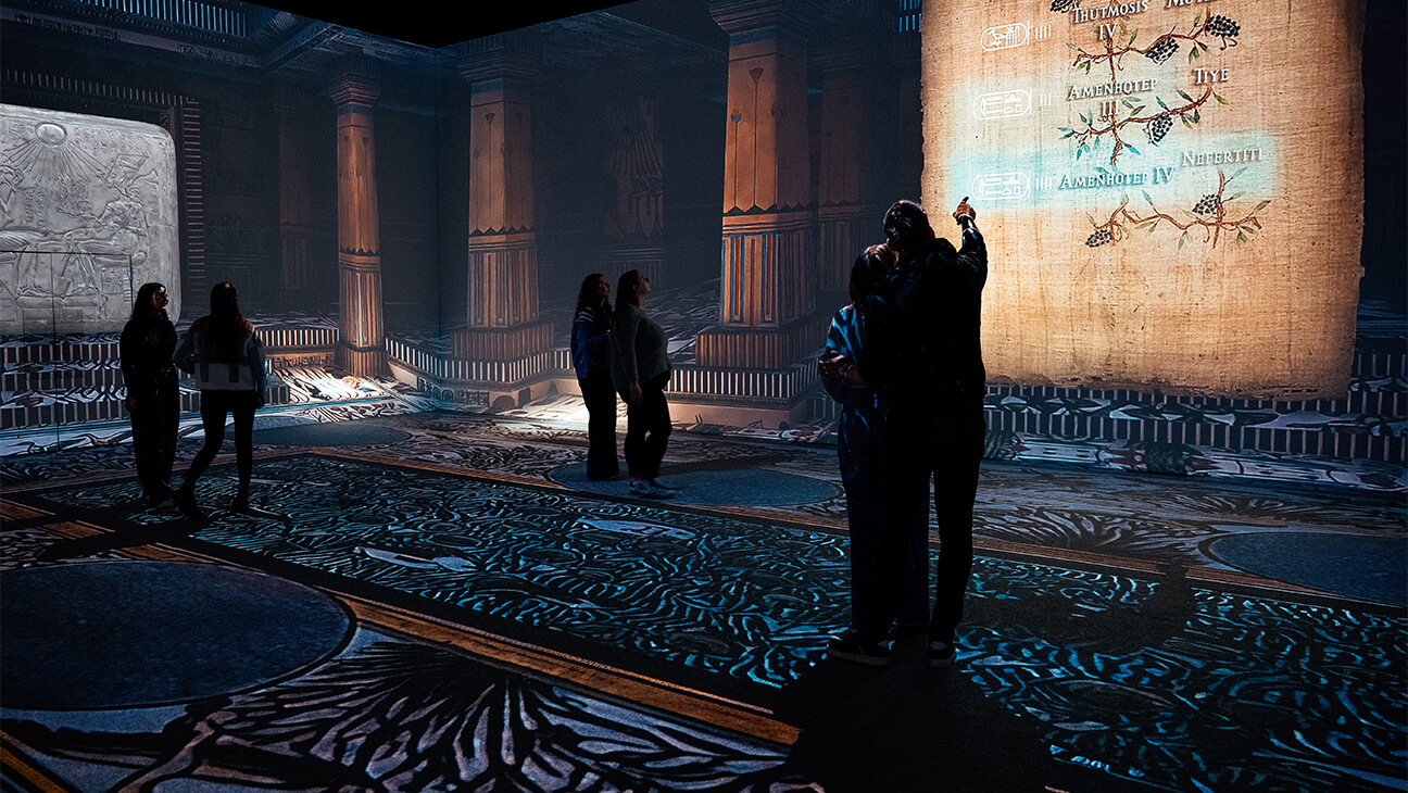 Bezoekers in een zaal op de Expo Treasures of Tutankhamun