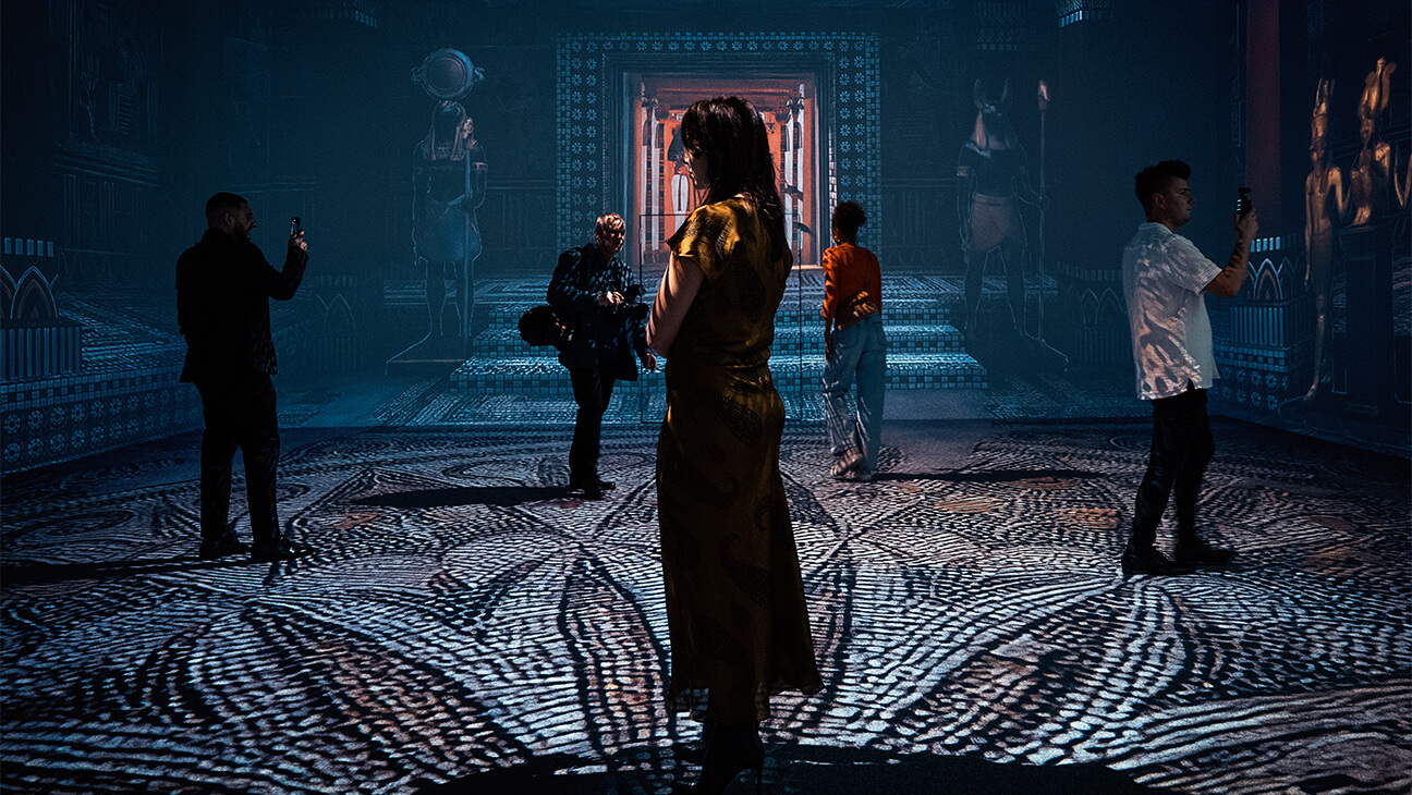 Bezoekers in een zaal op de Expo Treasures of Tutankhamun