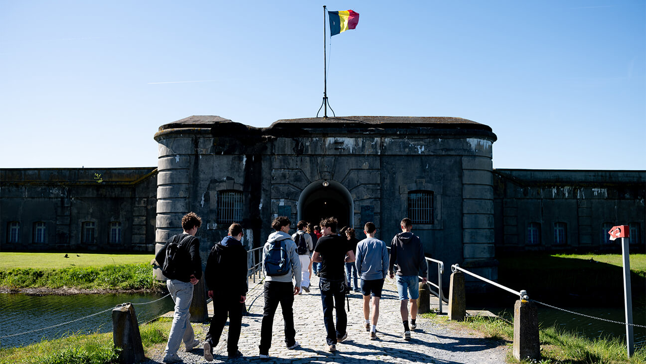 Leerlingen bij de ingang van het Fort van Breendonk