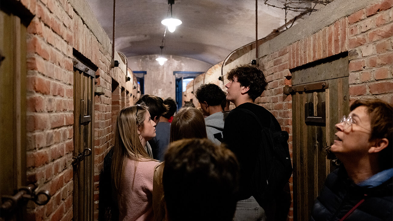 Leerlingen door de gangen van het Fort van Breendonk