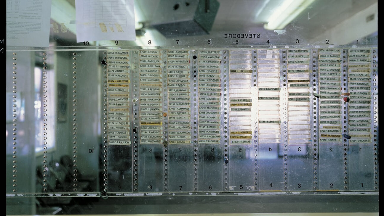 Allan Sekula, Regular dockworker's dispatch board, Seattle, 1998-2000, série Titanic's Wake, 1998-2000.