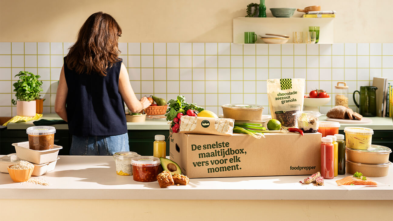 Vrouw kookt met maaltijdbox van foodprepper