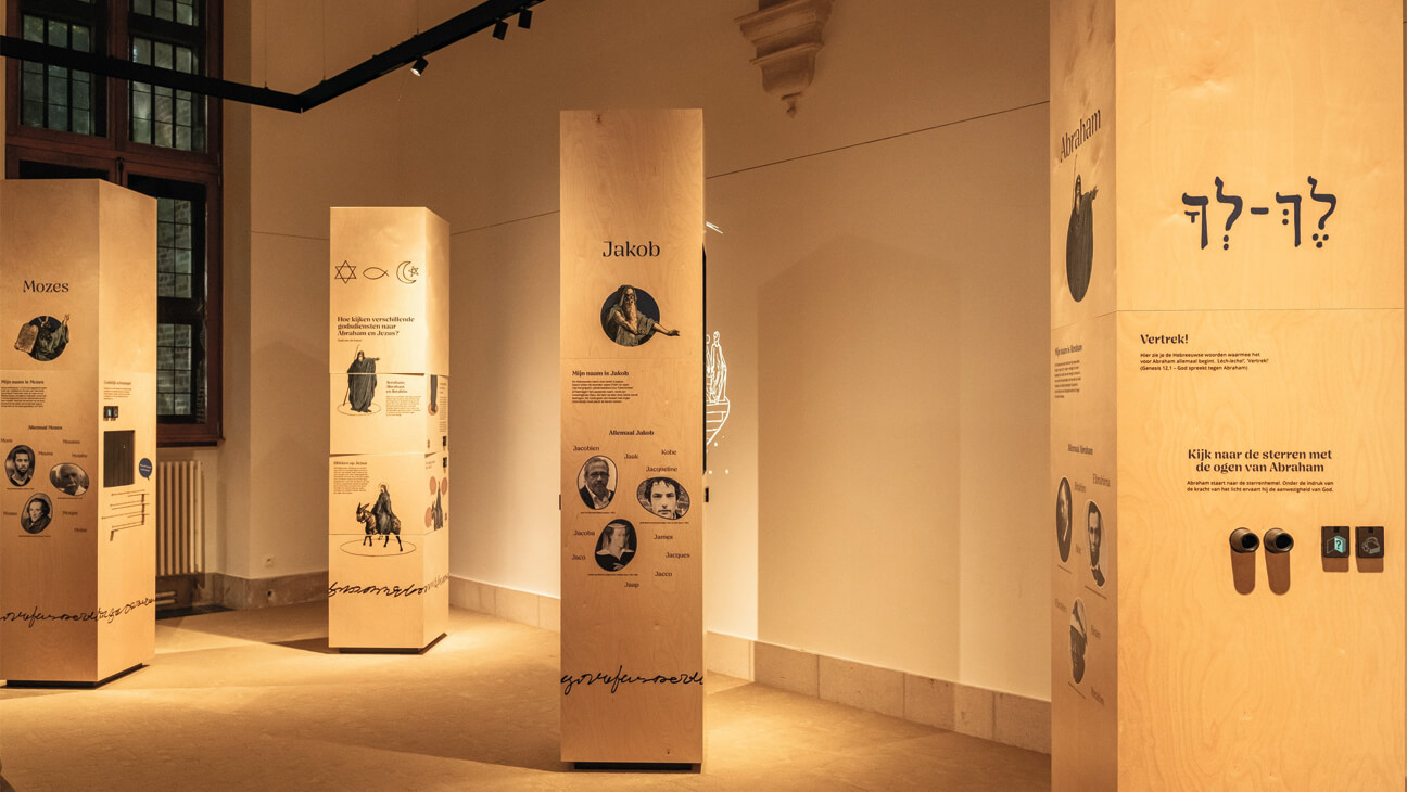 Zaal op de expo 'Biblia'