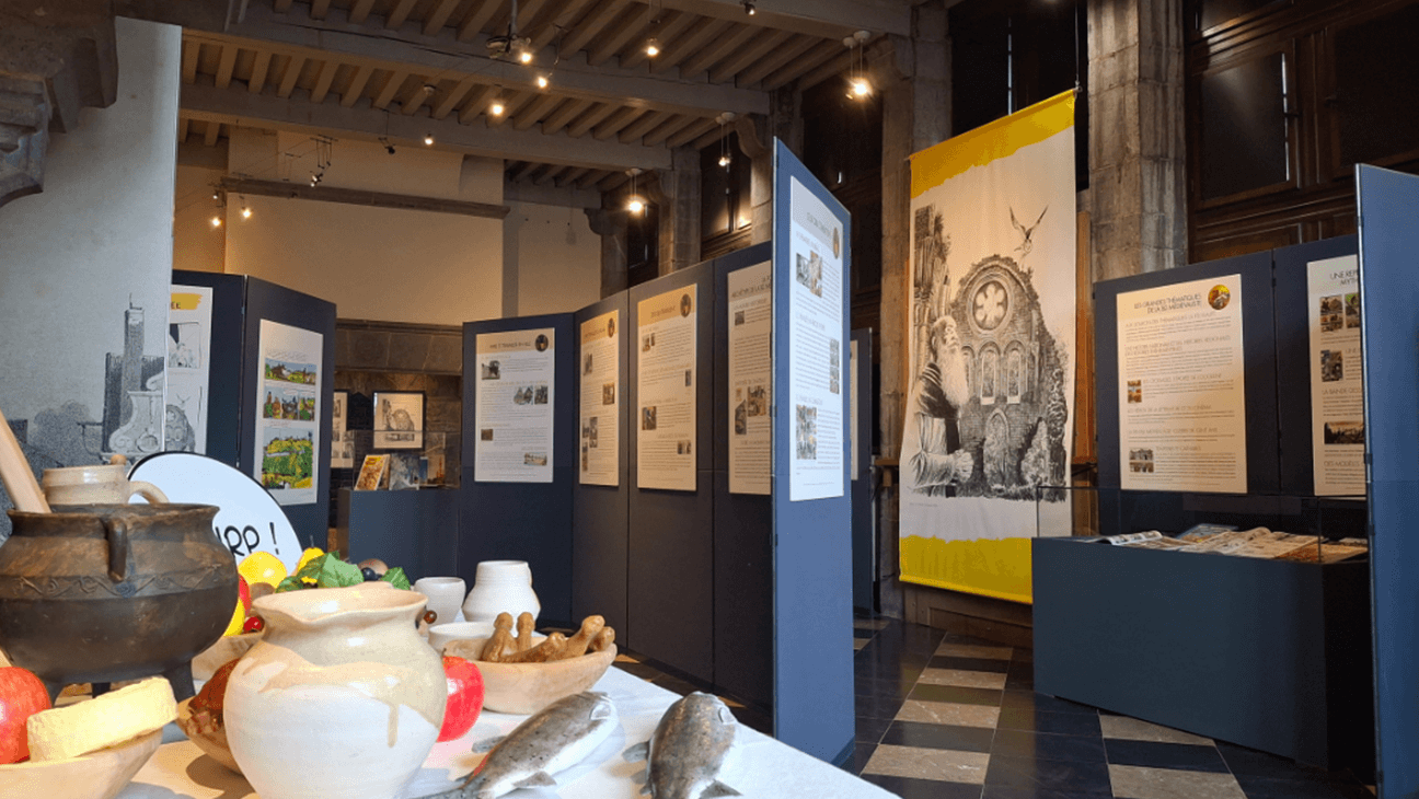 Beeld uit een zaal op de Expo 'LE MOYEN ÂGE DANS LA BANDE DESSINÉE'