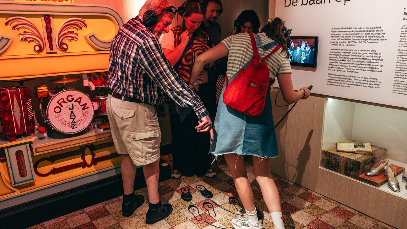 Mensen dansen op muziek tijdens expo 'C'est Party! in Huis van Alijn