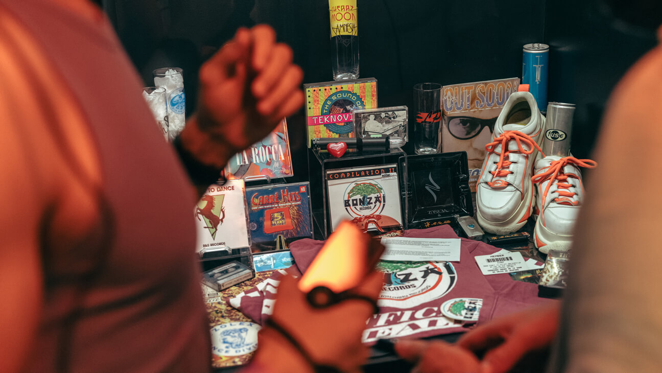 CD's en plateau schoenen van expo 'C'est Party! in Huis van Alijn