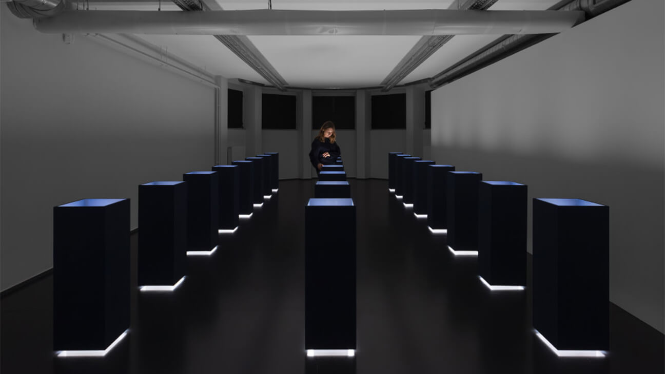 Vrouw op de expo 'Shape of absence'