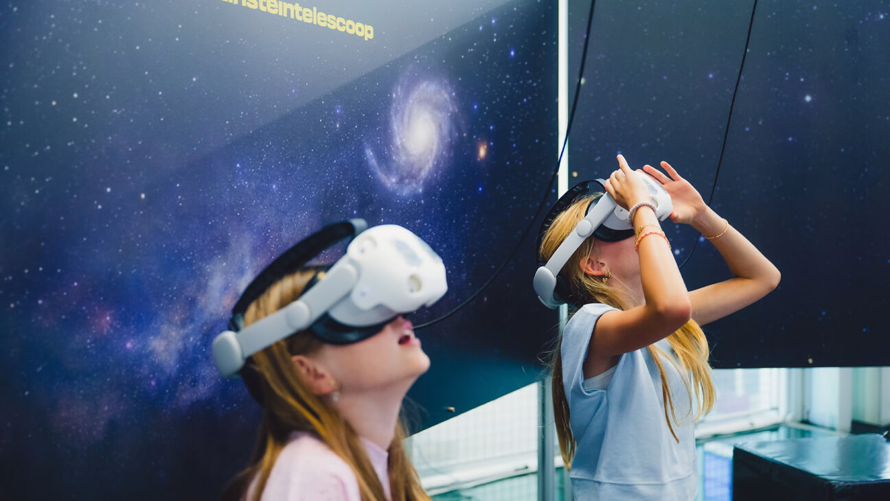 Kinderen op de expo 'einsteintelescoop' met een VR-bril