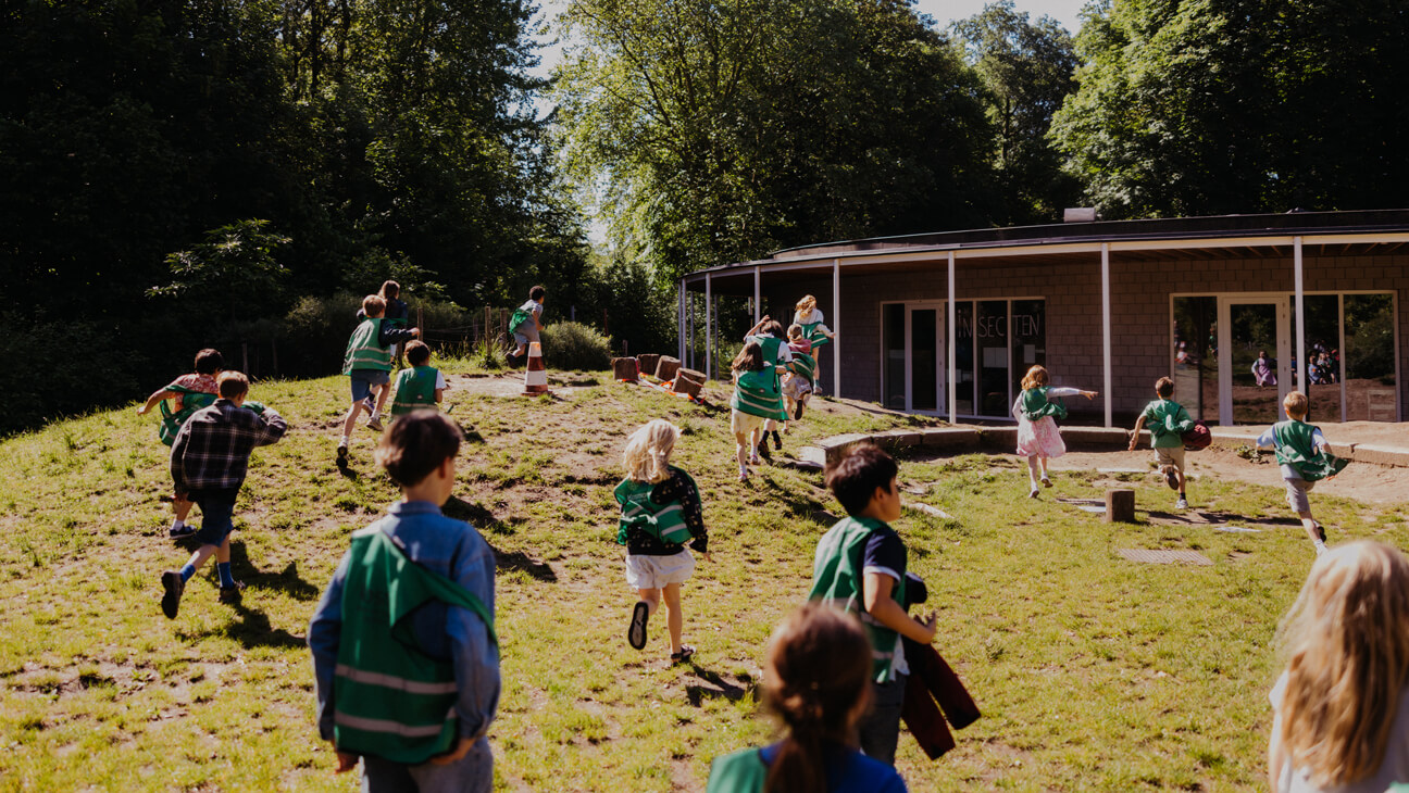 Kinderen op speelplaats van basisschool Kosmos