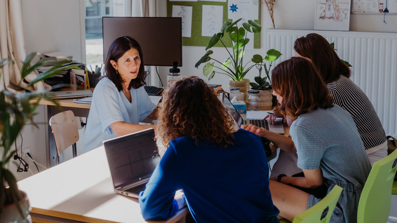 Directeur Barbara Baudenelle in gesprek met haar team